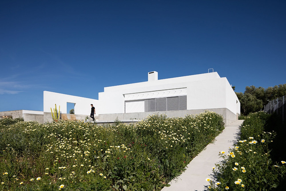 A villa with two wings