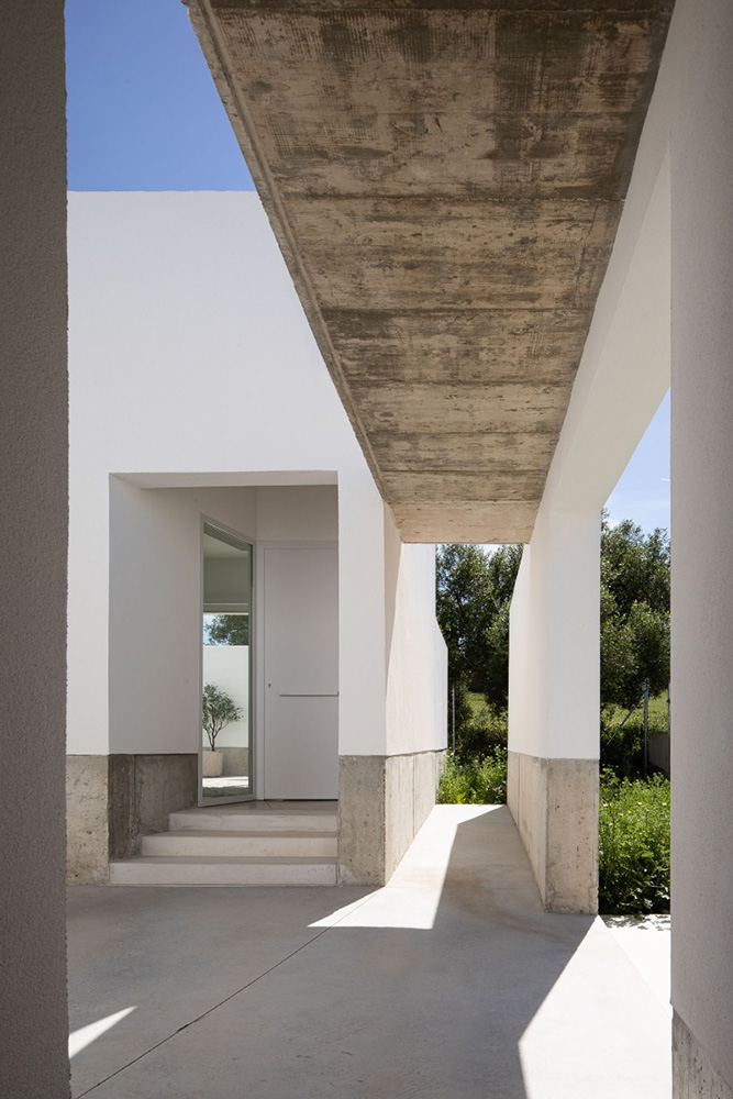 A villa with two wings