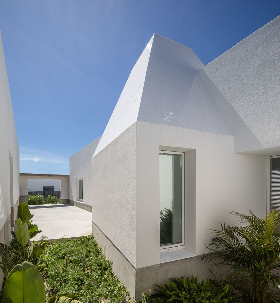 A villa with two wings