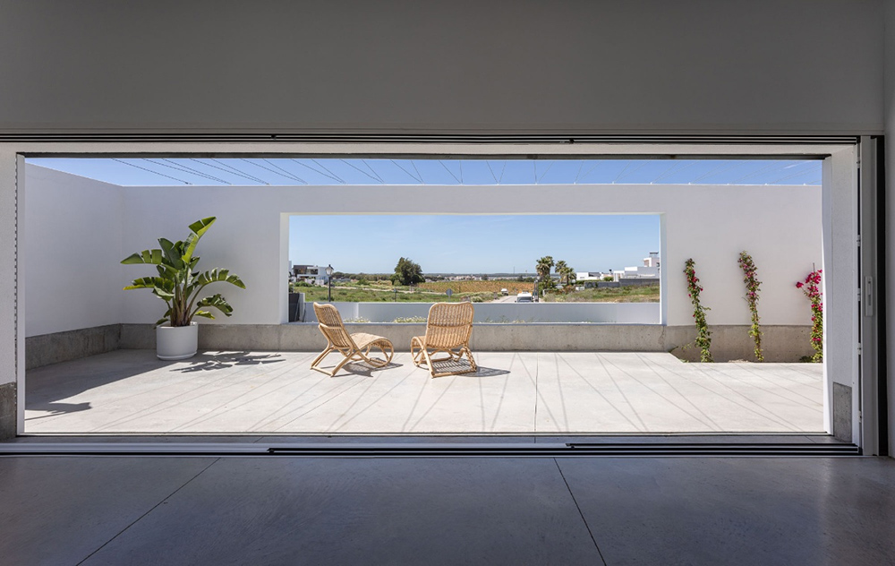 A villa with two wings