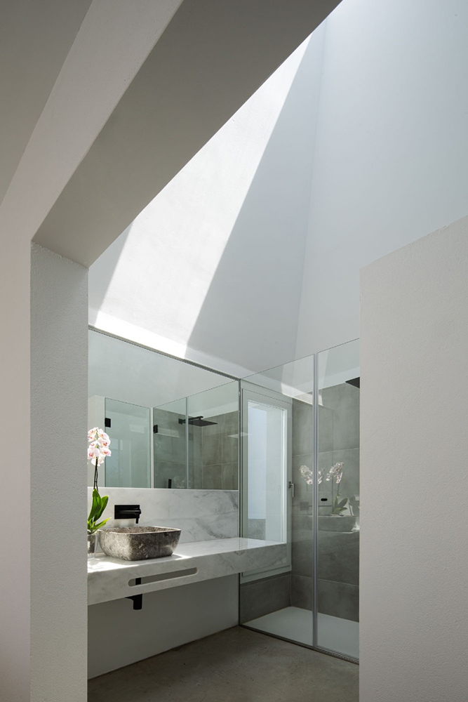 A villa with two wings