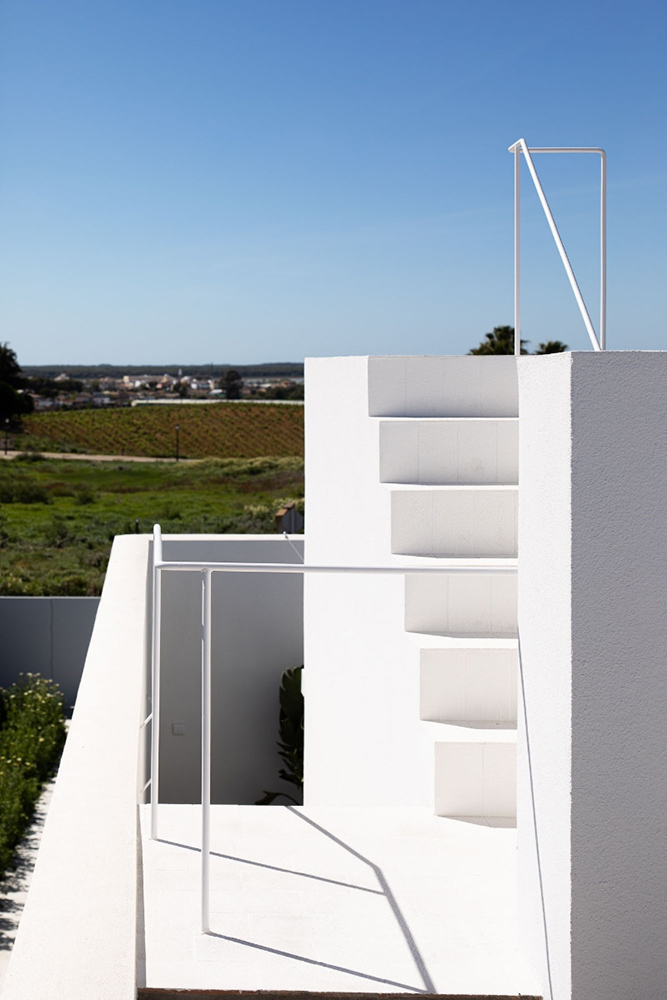 A villa with two wings