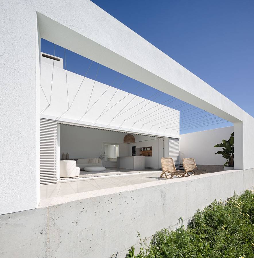 A villa with two wings