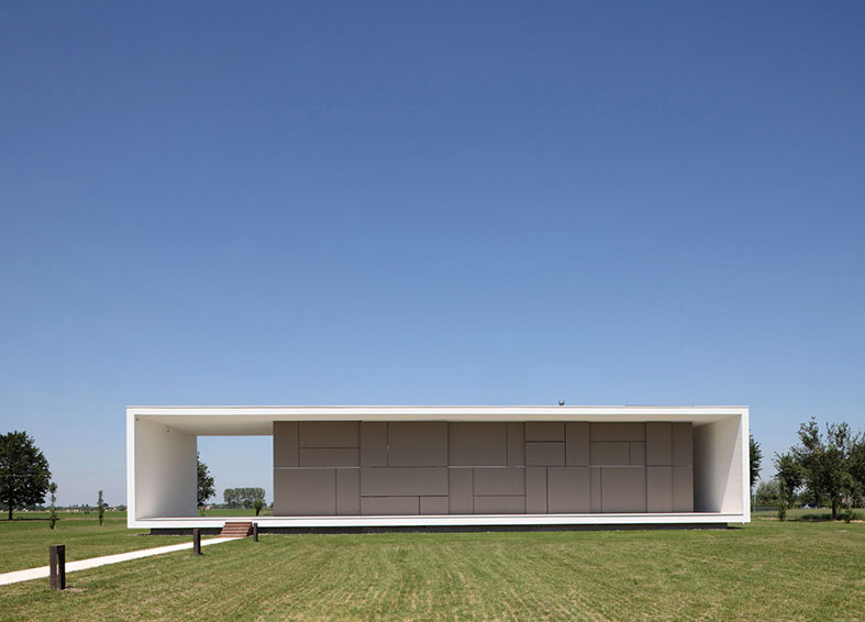 House on the Stream Morella