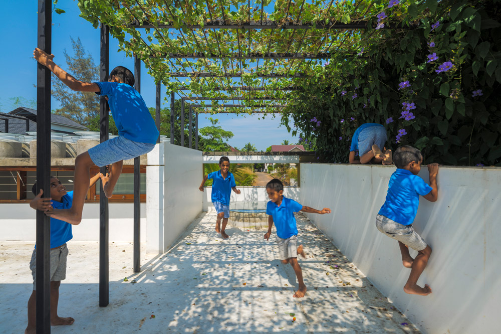 Villa That Rains Light