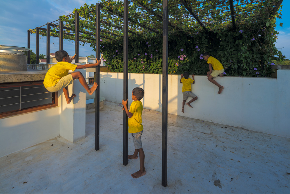 Villa That Rains Light